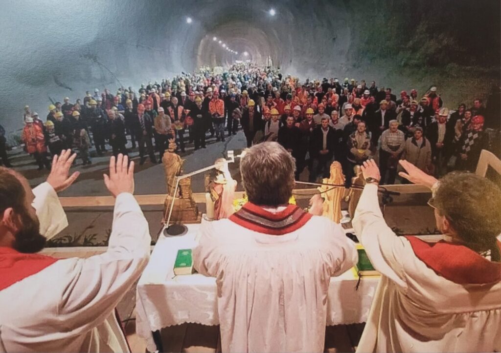 Messe d'inauguration dans le tunnel de base du Gothard. Ici lors d'une cérémonie en l'honneur de sainte Barbe, la patronne des mineurs en 2016. KEYSTONE/MARTIN RUETSCHI sda-ats