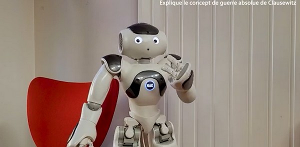 Enseigner l’HGGSP avec un robot boosté à l’IA en classe